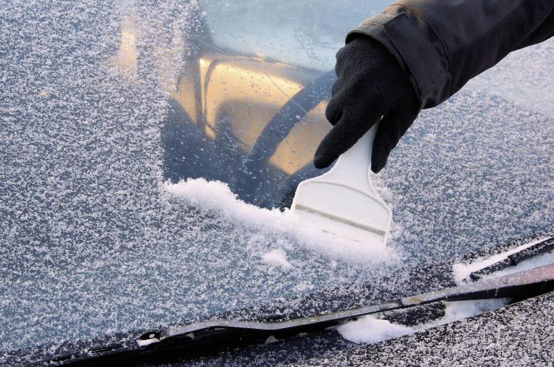 Řidiči toto v zimě dělají běžně – a přitom tím porušují zákon