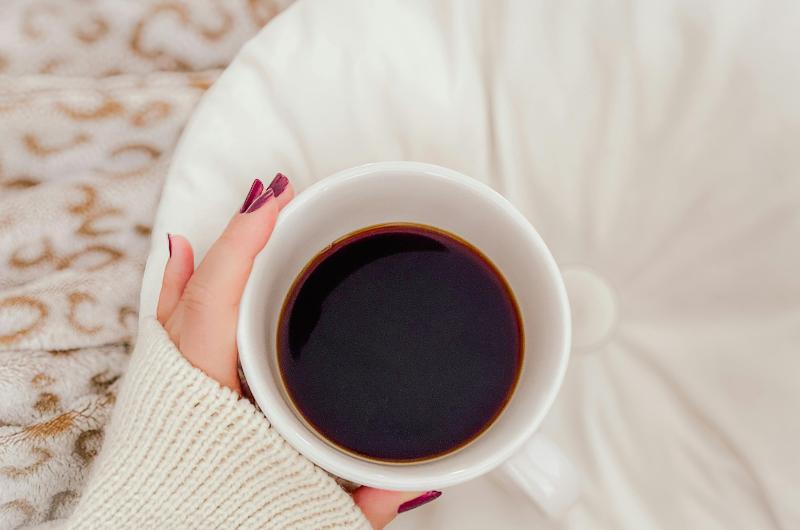 Černá káva vs. káva s mlékem: Která je zdravější a proč záleží na způsobu, jak ji pijete