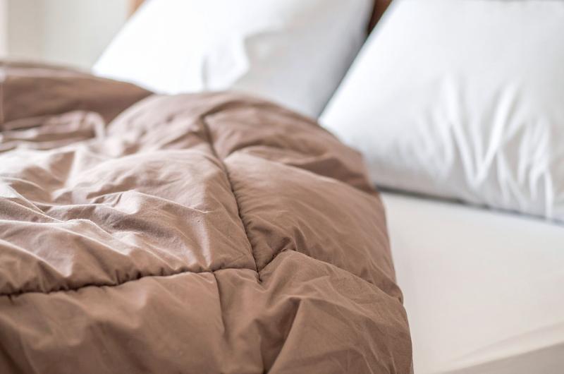 Tajný trik, jak vyčistit polštáře a peřiny od roztočů: všechno bude zase nadýchané, voňavé a bez chemie!