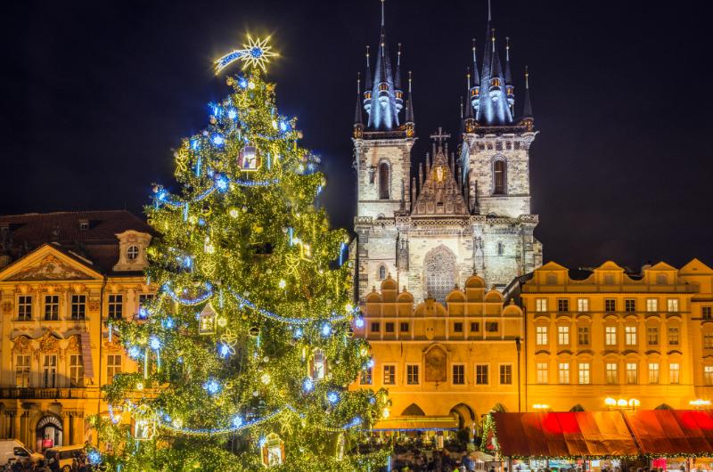 Nejkrásnější vánoční trhy v Česku 2025: Kde ochutnáte nejlepší punč, uvidíte nejvyšší strom a zažijete nejkouzelnější atmosféru?