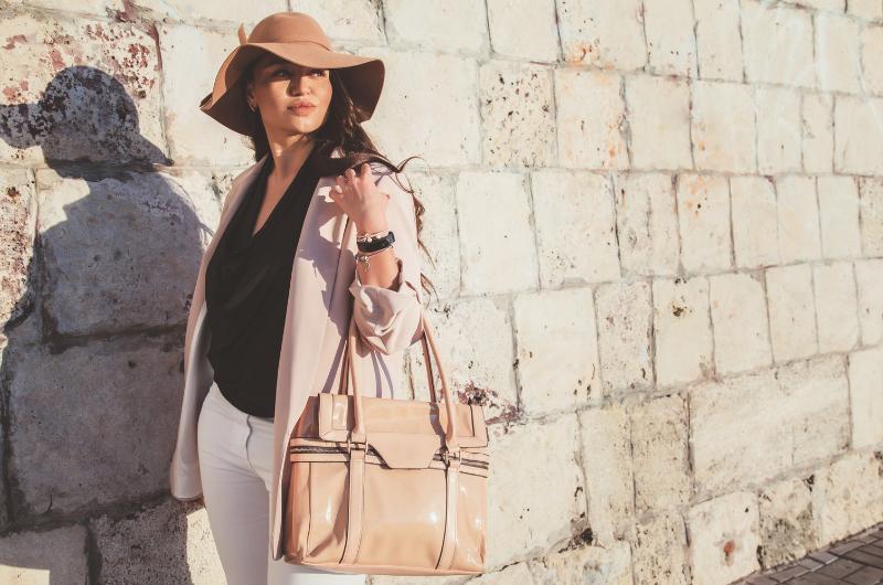 Zapomeňte na černou! Tyto barvy a střihy vám uberou kila i roky.