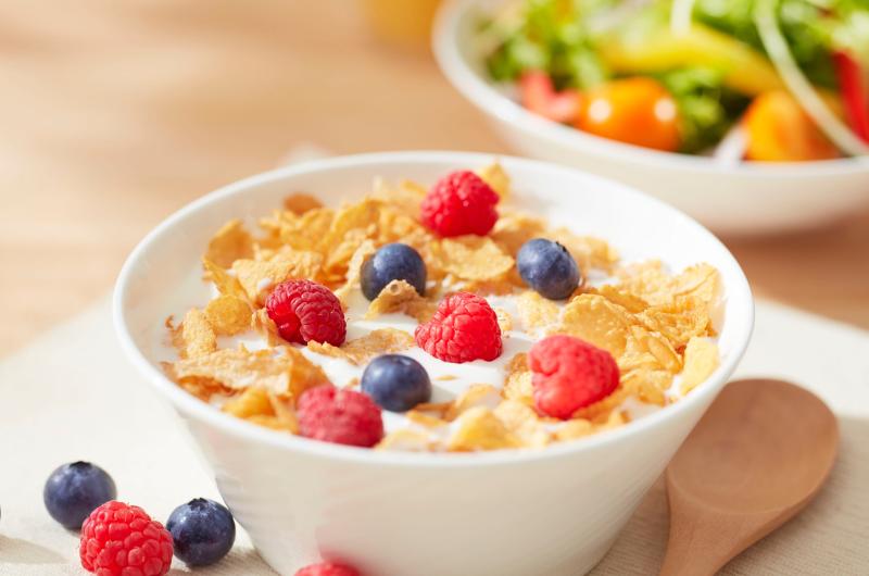 Lékaři varují: Oblíbená snídaně, kterou si dává většina Čechů, může poškodit trávení i energii