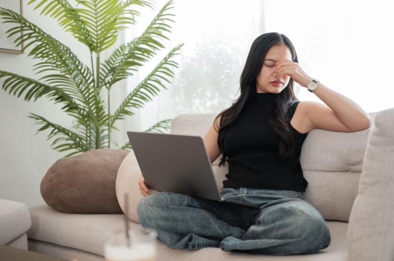 Po těchto třech změnách zmizí únava očí i bolesti hlavy z počítače. Třetí trik zná málokdo!