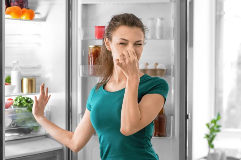 Nepříjemný zápach v lednici? Tahle kuchyňská věc ho dokáže odstranit okamžitě