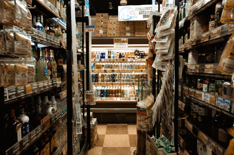 Když se nákup vody změní v telenovelu: Pět minut před zavíračkou stačilo k malé pohromě