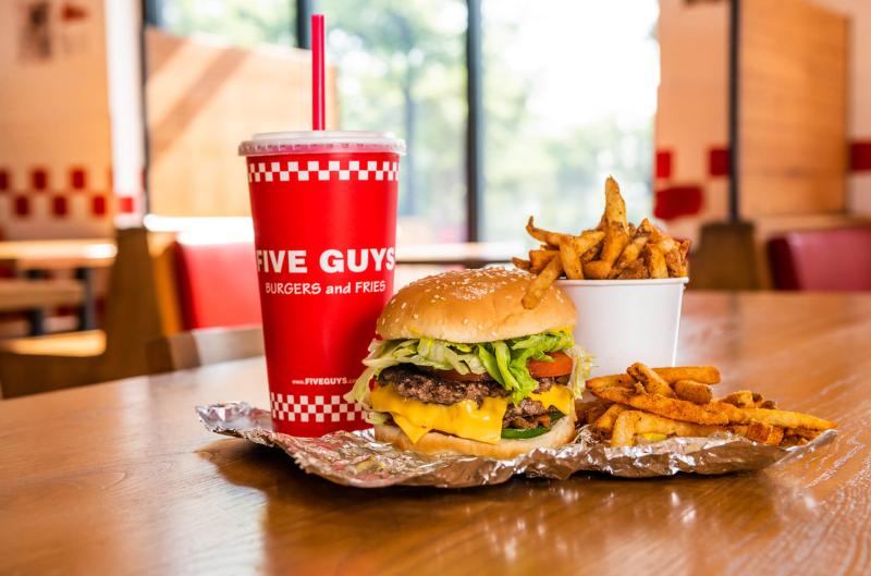 Do Prahy míří Five Guys. Otevření po letech odkladů má jasný termín