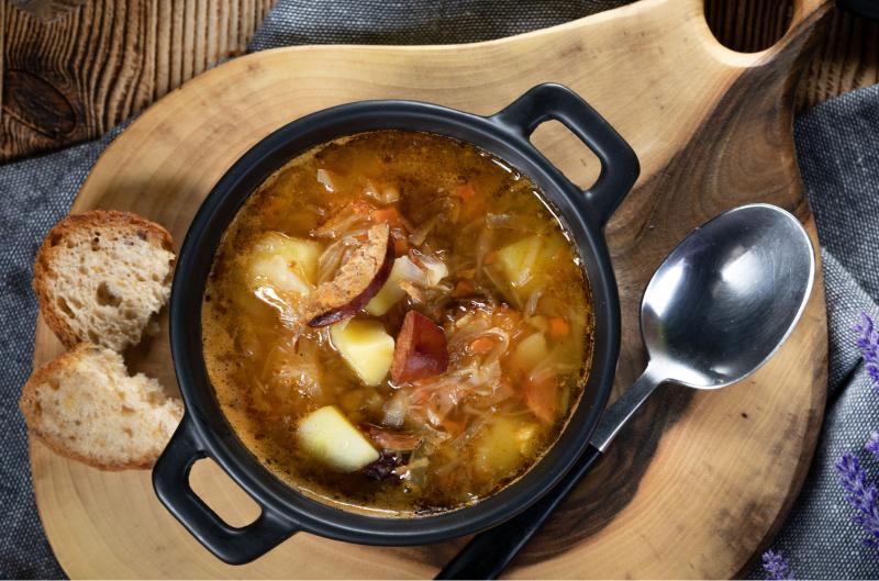 Valašská kyselica s uzeným masem a hříbky: tradiční polévka, která zahřeje