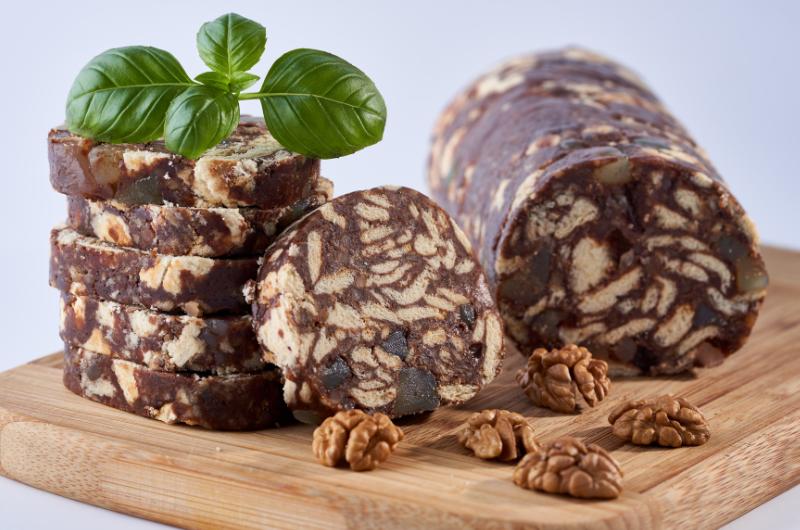 Nepečená roláda, která zmizí ze stolu jako první: jednoduchý recept na čokoládový salám