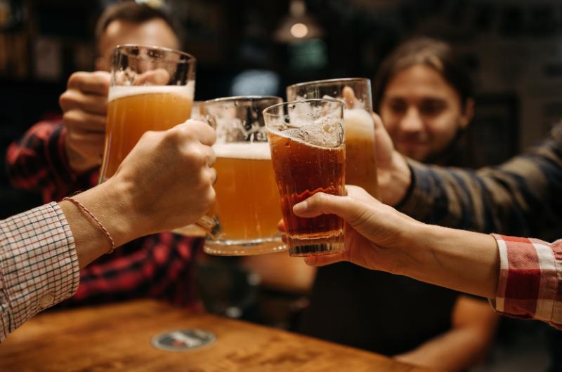 Češi je pijí každý den. Odborníci ale říkají, že tělo za to platí vysokou cenu