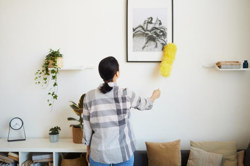 Prach se vám doma vrací podezřele rychle? Tahle drobnost v úklidu rozhoduje