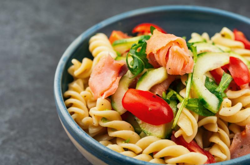 Těstovinový salát s uzeným lososem: Rychlý recept, který si zamilujete