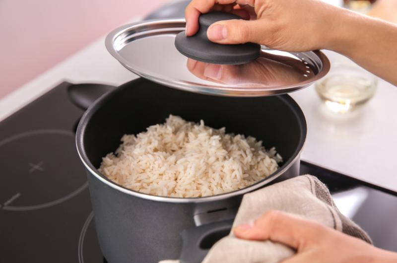 Rýže se vám lepí a připaluje? Jedna drobnost při vaření rozhodne o výsledku