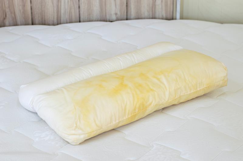 Žluté skvrny na polštářích? Stačí tyto 3 suroviny a zmizí bez drhnutí