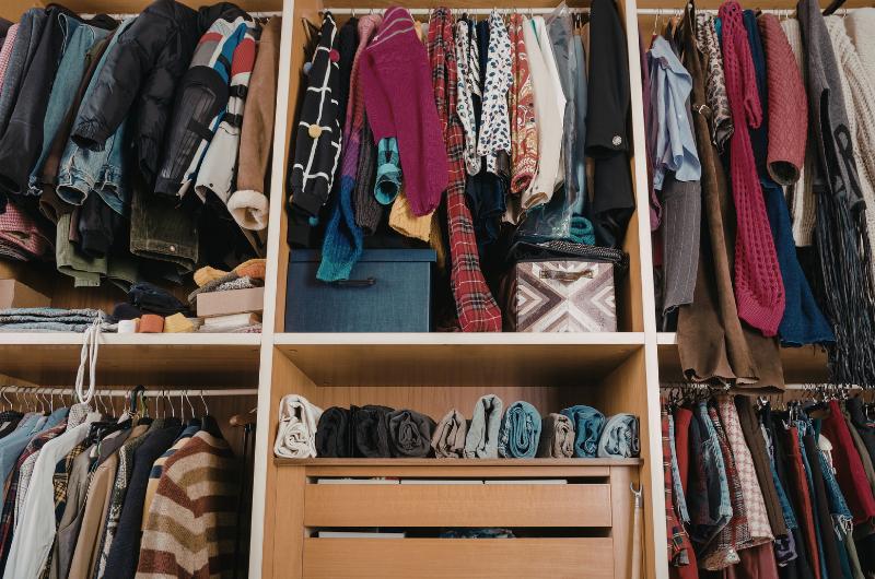 Tyto věci do skříně s kabáty nikdy nedávejte. Ničí oblečení i zdraví