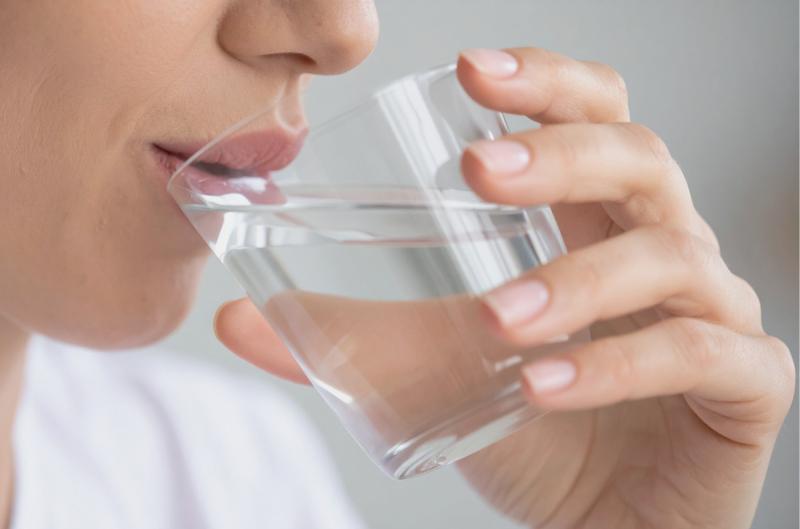 Pitný režim bez mýtů: Kolik pít, co pít a proč samotná voda nestačí