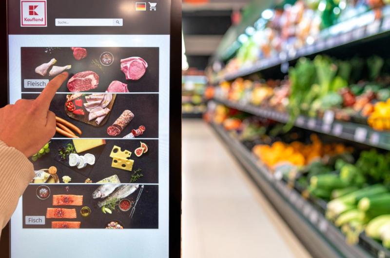 Kaufland testuje digitální terminály pro objednávky z pultu. Mají zachránit mizející čerstvé prodeje.