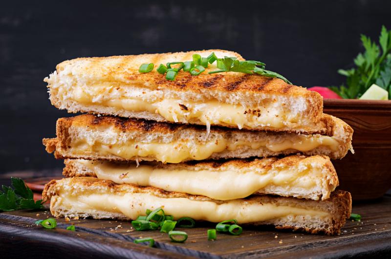 Virální sendvíč ze 3 surovin pobláznil celý svět: Když nevíte, co k snídani nebo večeři, zkuste tento jednoduchý recept!