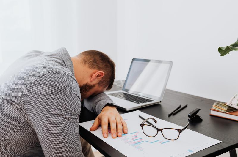 Proč se po padesátce budíte unavení? Málokdo ví, co se v těle spustí