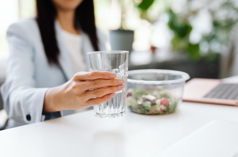 Sklenice vody před jídlem: Nenápadný trik, který mění porce