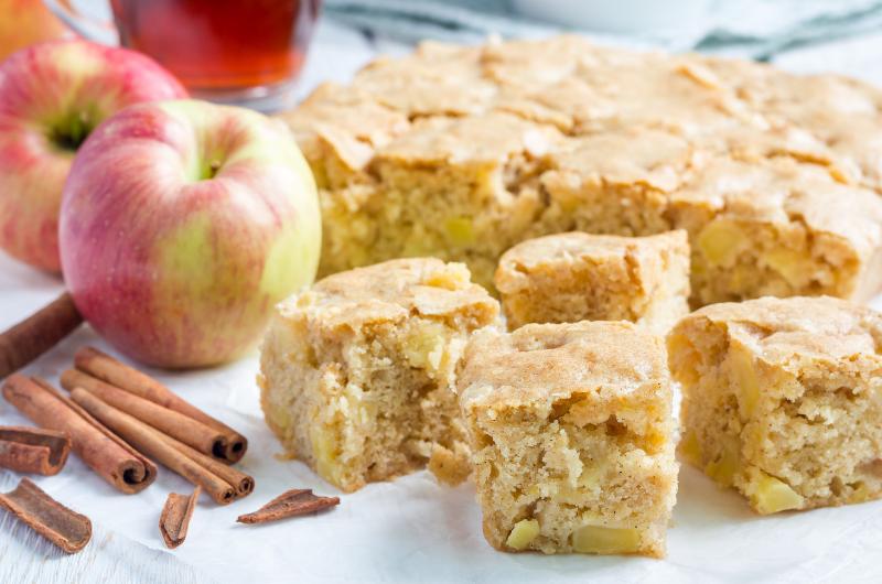 Recept na jednoduchý jablečný koláč bez vážení: Stačí jeden hrnek a pár jablek