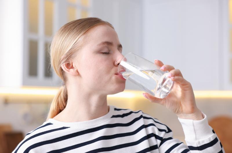 Voda během nebo po jídle: Pravda o vlivu na trávení, kterou by měl znát každý