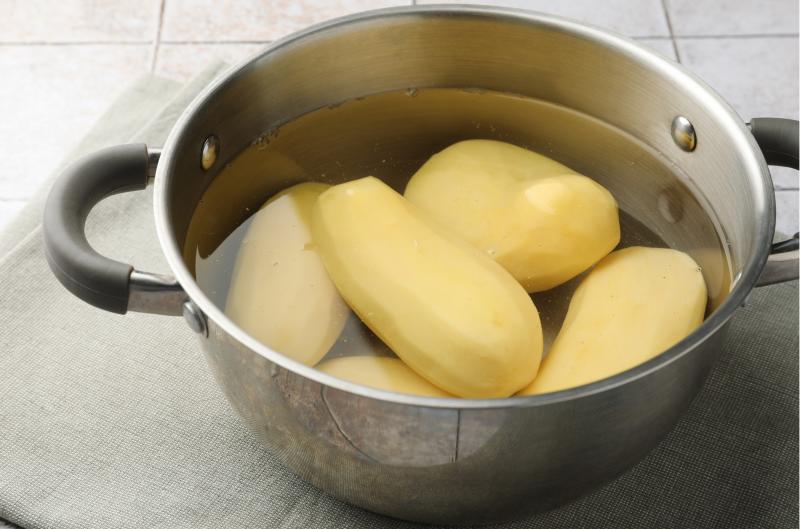 Časté chyby při vaření brambor: Zaléváte je horkou vodou a solíte pozdě? Přicházíte o chuť