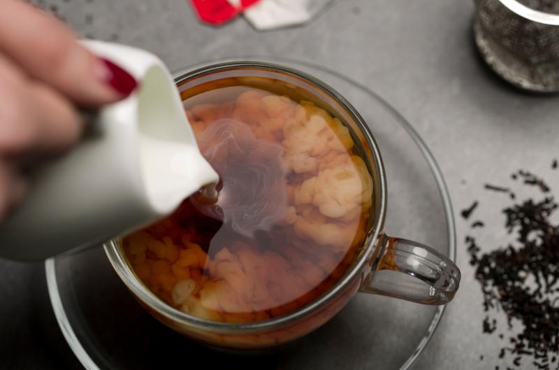 Dáváte si mléko do čaje? Tenhle detail může změnit, co z něj vaše tělo získá