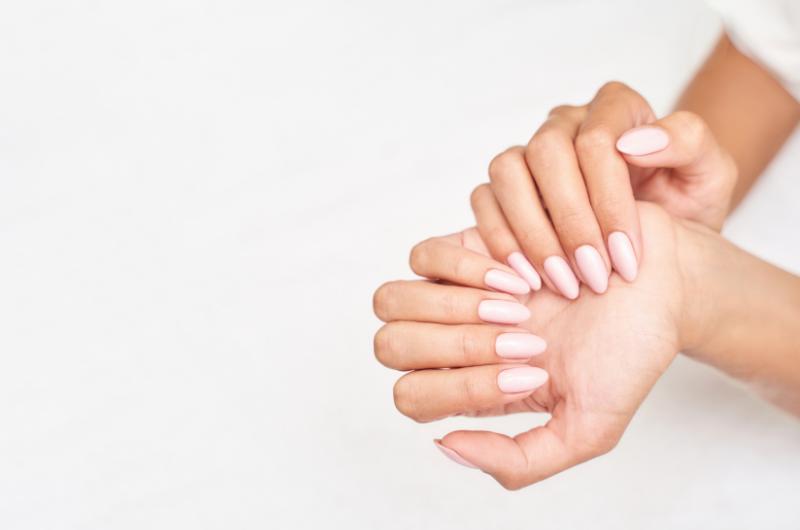 Manikúra 2026: Tyhle odstíny nehtů budou letos úplně všude