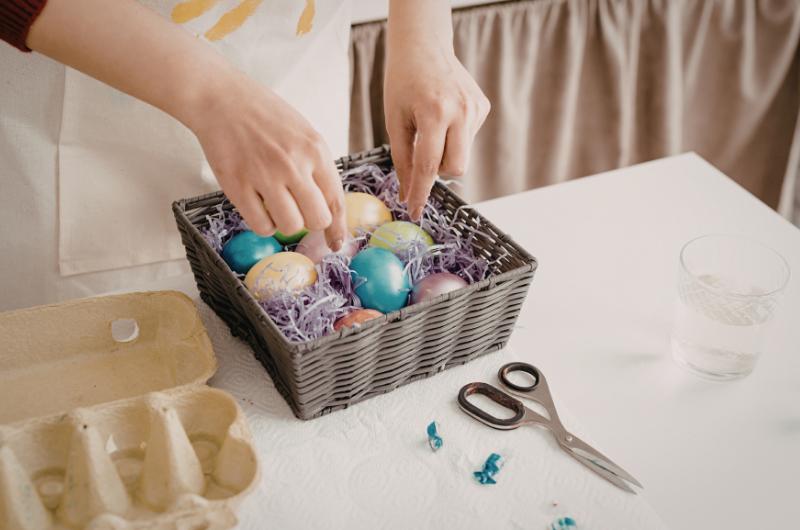 Jak obarvit vajíčka přírodními surovinami? 7 zajímavých technik bez cibulových slupek