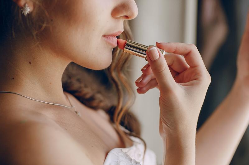 Tento odstín rtěnky dokáže omladit během pár vteřin. Ženy po čtyřicítce na něj nedají dopustit