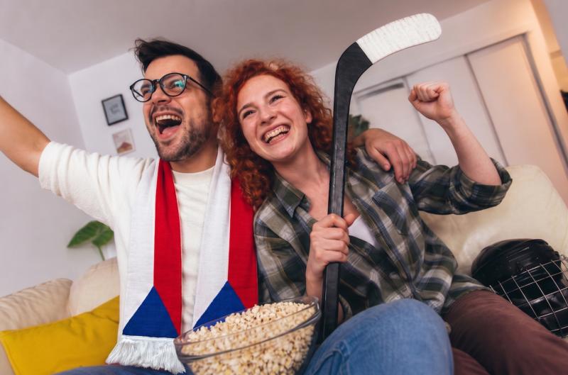 Hokej patří do obýváků, potvrdil průzkum Allegra. Festival Smart! Weeks teď pomůže Čechům vybavit domácí fan zóny