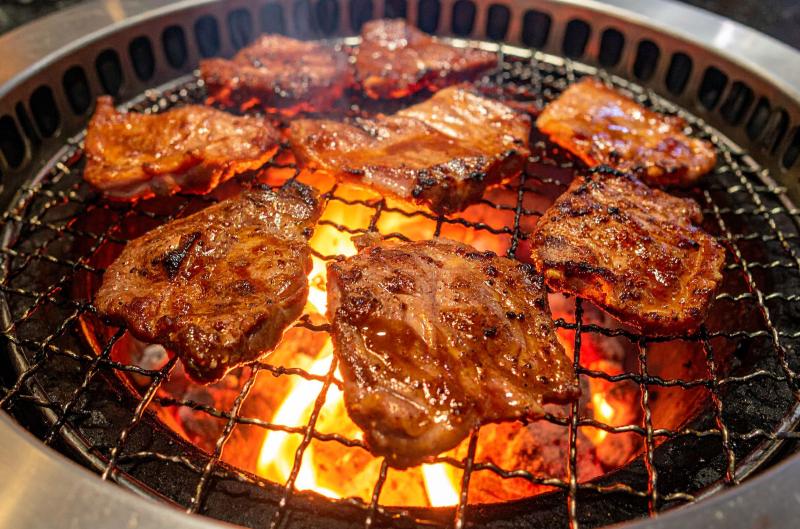 Proč se maso lepí na gril? Často za to nemůže rošt, ale jedna chyba před grilováním
