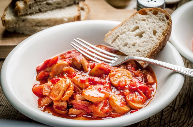 Proč je lečo s klobásou někdy vodové? Rozhoduje jediný krok při přípravě rajčat