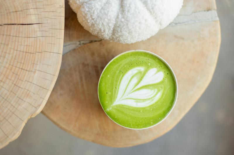 Matcha v kavárně stojí přes stovku. Doma ji zvládnete za pár minut