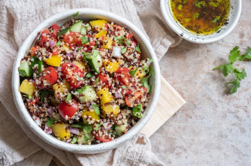 Quinoa salát s pečenou zeleninou: Lehký, sytý a ideální i do krabičky