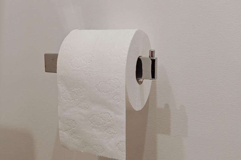 Celý život věšíte toaletní papír špatně? Jeden způsob je hygieničtější než druhý