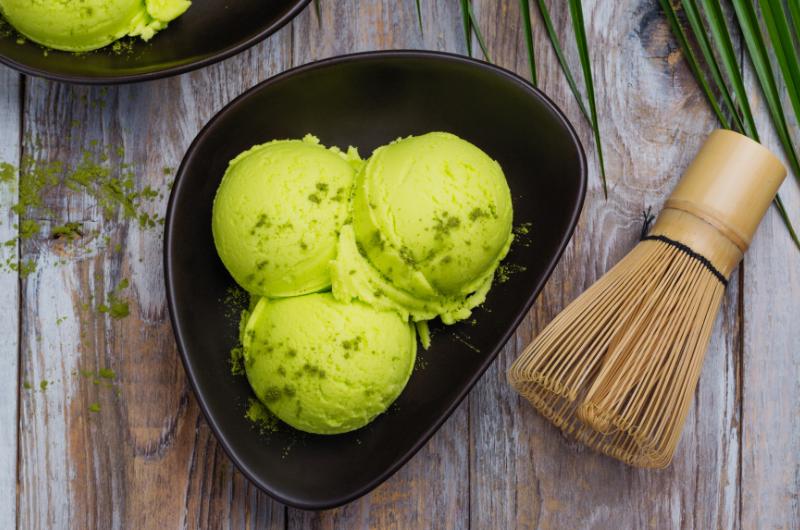 Domácí matcha zmrzlina bez cukru? Trendový zelený dezert si zvládnete připravit sami!