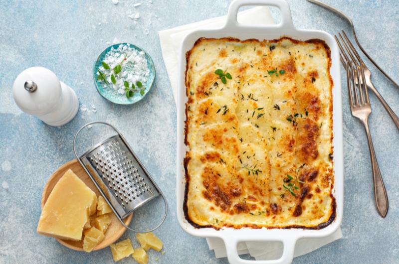 Zapečené brambory se sýrem, slaninou a žampiony: Rychlá večeře, která zmizí dřív, než stihnete nandat druhou porci