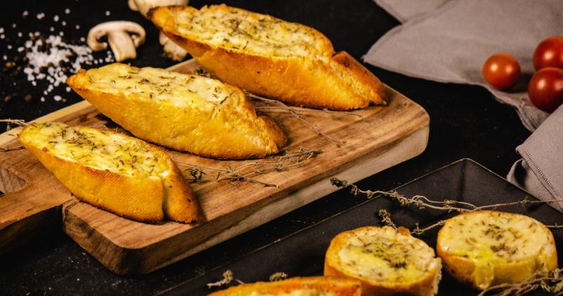 Bageta s česnekem jako z restaurace: Rychlý recept, který nadchne každého