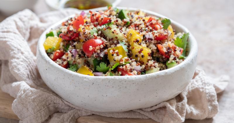 Barevný quinoa salát plný vitamínů: Rychlý a zdravý recept, který si zamilujete