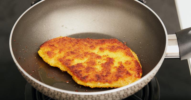 Strouhanka na řízku nedrží? Tohle je 7 chyb, kvůli kterým se obal odlupuje