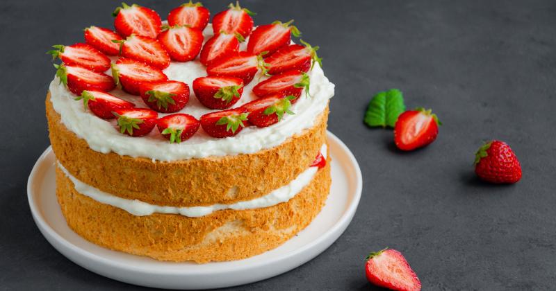 Recept na piškotový dort s ovocem a tvarohem: Letní klasika, kterou zvládne každý