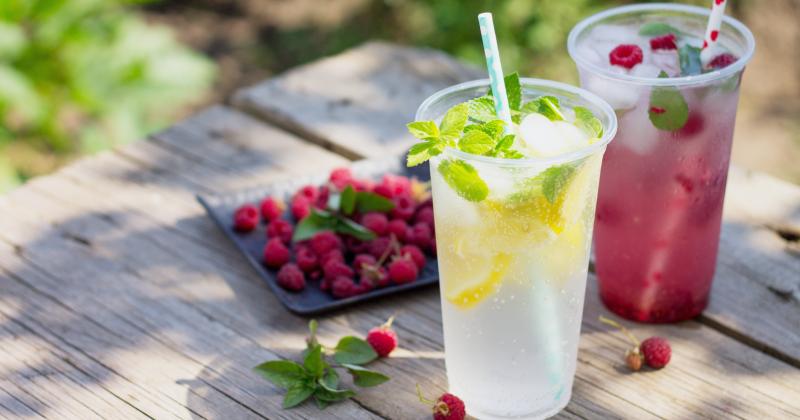 Nechutná vám voda? Tyto nápoje hydratují stejně dobře – nebo i lépe
