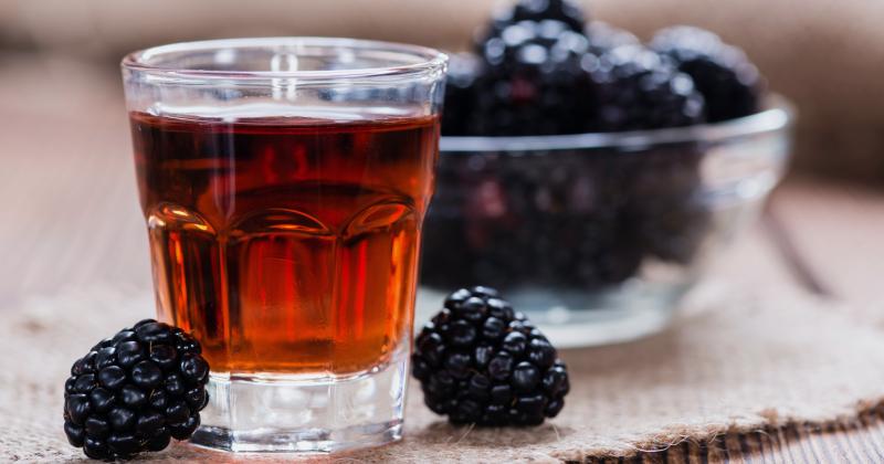 Ostružinový likér: Domácí recept na sladký poklad z letní úrody