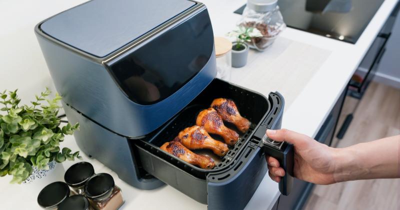 Horkovzdušná fritéza: co do ní rozhodně nepatří a co vás naopak překvapí