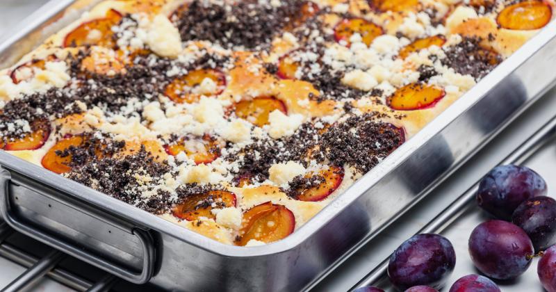 Recept na švestkový koláč s mákem a drobenkou