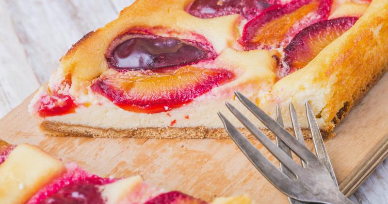 Recept na tvarohovou buchtu se švestkami: Jednoduchý a vláčný moučník
