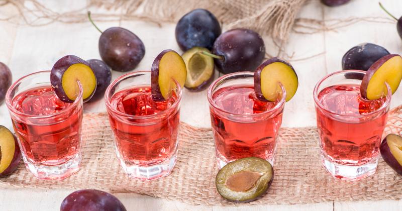Jak připravit švestkový likér s hřebíčkem? Recept, který zahřeje na duši i na těle