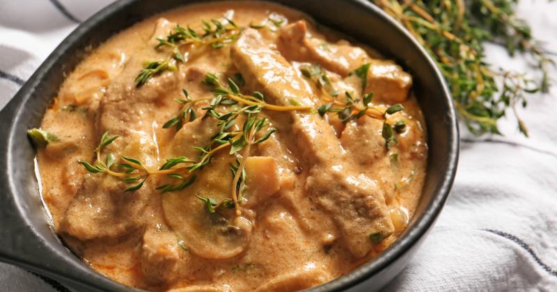 Hovězí stroganov: Tradiční recept na lahodné maso ve smetanové omáčce