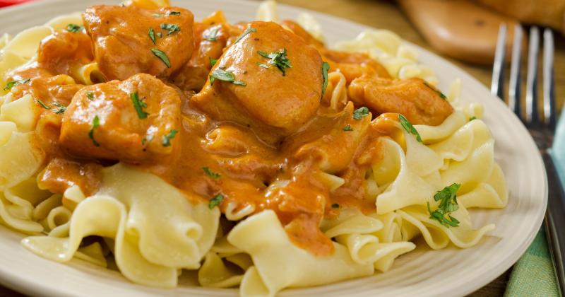 Recept, který nikdy nezklame: Kuře na paprice, jak ho dělaly naše maminky